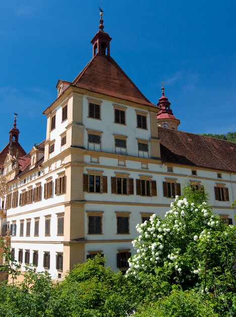 Das prachtvolle Schloss Eggenberg umgeben von Natur. | © Graz Tourismus - Harry Schiffer