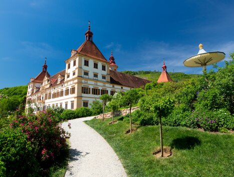 Castello di Eggenberg a Graz, circondato dalla natura e giardini fioriti. | © Graz Tourismus - Harry Schiffer