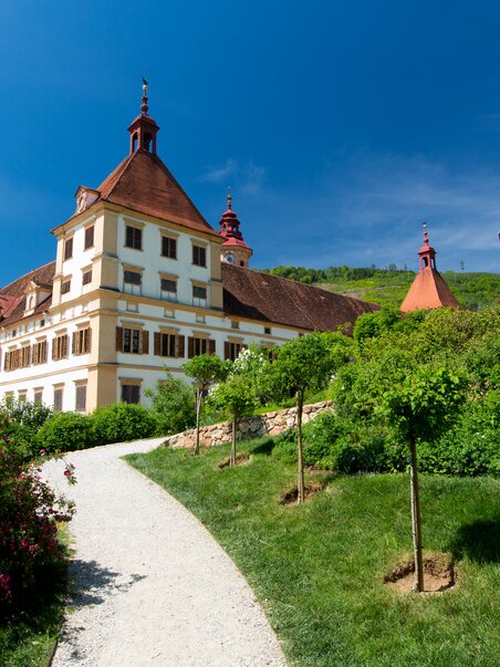 Castello di Eggenberg a Graz, circondato dalla natura e giardini fioriti. | © Graz Tourismus - Harry Schiffer
