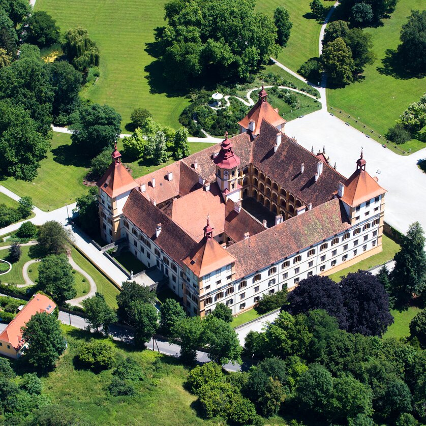 Schloss Eggenberg in Graz | © Graz Tourismus - Harry Schiffer Luftaufnahme von Schloss Eggenberg mit großzügigem Park. | © Graz Tourismus - Harry Schiffer