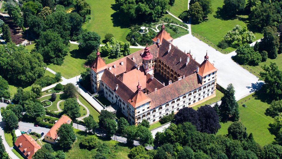 Luftaufnahme von Schloss Eggenberg mit großzügigem Park. | © Graz Tourismus - Harry Schiffer