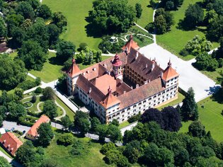 Luftaufnahme von Schloss Eggenberg mit großzügigem Park. | © Graz Tourismus - Harry Schiffer