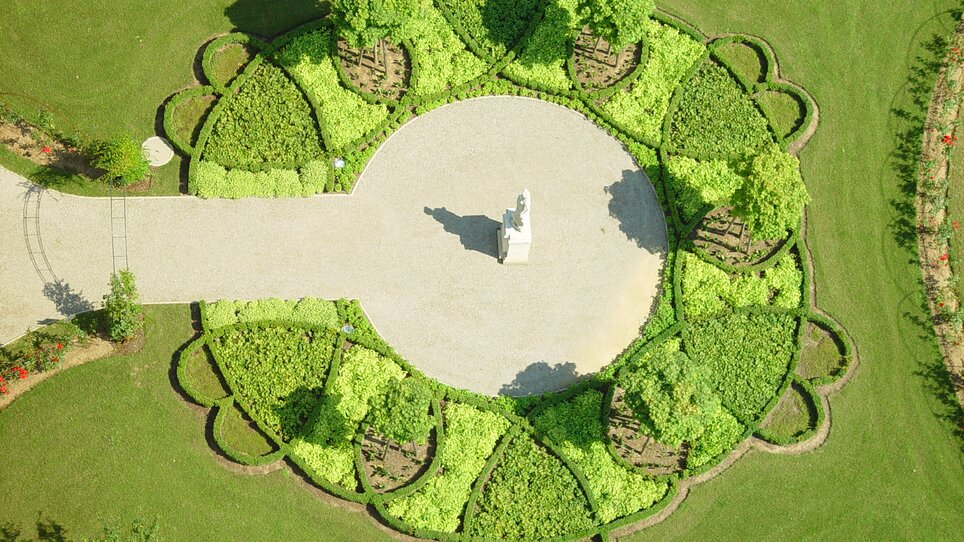 Luftaufnahme des Schlossparks von Schloss Eggenberg in Graz mit runden Gartenanlagen. | © Ready & Sky