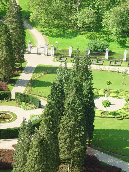 Il parco del castello di Eggenberg a Graz con aree verdi curate e alberi. | © zepp@cam.at 04 | Graz Austria 