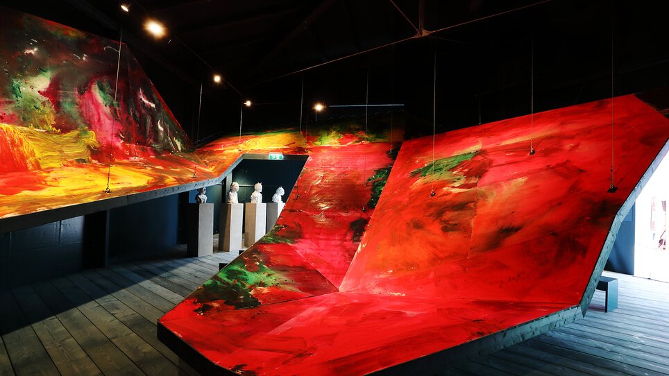 Ausstellungsansicht Steiermark-Pavillon mit Herbert Brandl, Gebirge, 2025, Acryl auf Holz, 180 m2 | © Universalmuseum Joanneum - J. J. Kucek