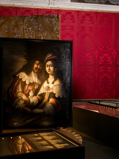 A man observes paintings in a museum in Eggenberg Palace. | © Graz Tourismus - Mias Photoart