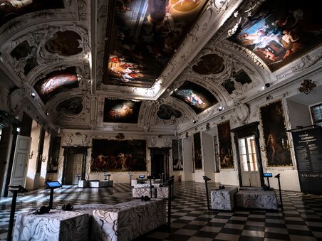 An elegant room featuring elaborate ceiling paintings and artworks. | © J. Luttikhuis - OPERA Amsterdam