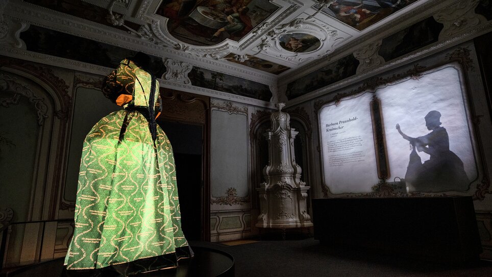 Beleuchtetes Kleid in einem historischen Raum mit projizierten Schatten. | © J. Luttikhuis - OPERA Amsterdam