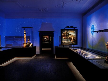 An exhibition with atmospheric lighting and artworks. | © J. Luttikhuis - OPERA Amsterdam