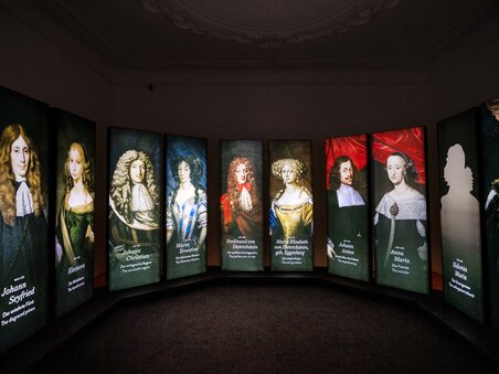Digital portraits of historical figures in an exhibition. | © J. Luttikhuis - OPERA Amsterdam