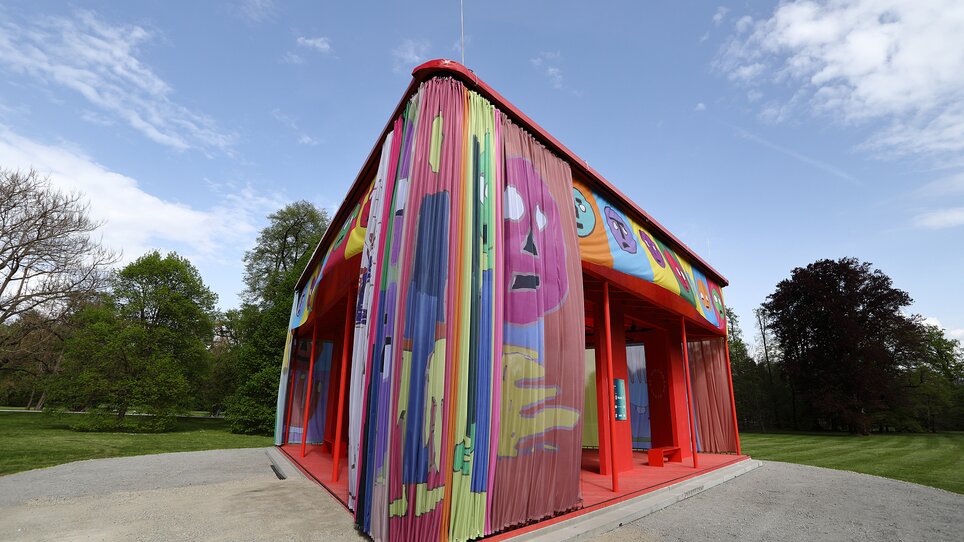 Bunt bemalte Fassade eines einzigartigen Gebäudes im Freien. | © Universalmuseum Joanneum - J. Kucek - Bildrecht Wien 2025