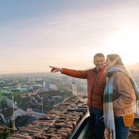 Paar genießt den Ausblick vom Schlossberg in Graz bei Sonnenuntergang. | © Graz Tourismus - Mias Photoart