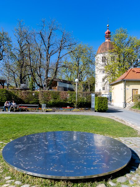 Blick auf die ARTSAT Scheibe und den Glockenturm auf dem Schlossberg. | © Graz Tourismus - Harry Schiffer