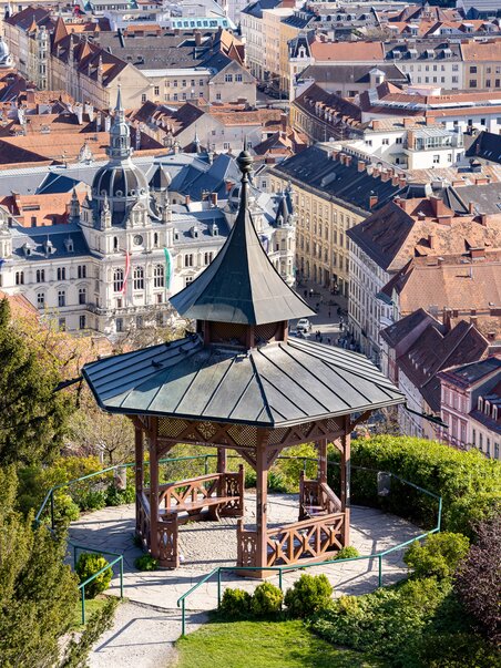 Der Chinesische Pavillon auf dem Schlossberg mit Blick über Graz. | © Graz Tourismus - Harry Schiffer