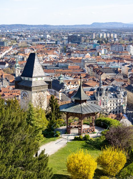 Panoramablick auf Graz mit dem Grazer Uhrturm und dem Chinesischen Pavillon. | © Graz Tourismus - Harry Schiffer