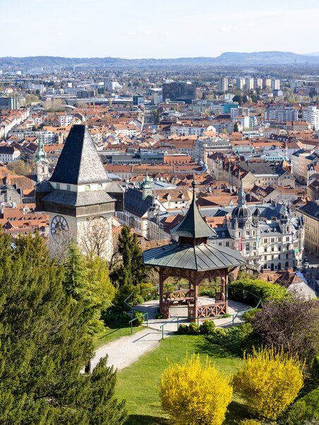 Panoramablick auf Graz mit dem Grazer Uhrturm und dem Chinesischen Pavillon. | © Graz Tourismus - Harry Schiffer
