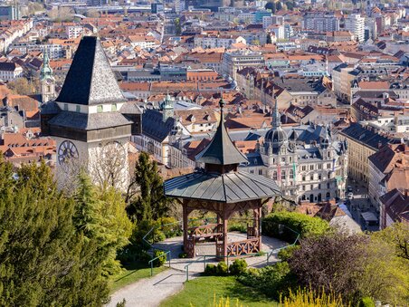 Blick auf den Grazer Uhrturm und den Chinesischen Pavillon in Graz. | © Graz Tourismus - Harry Schiffer
