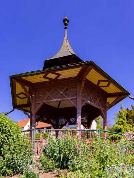 Pavillon umgeben von Blumen und grünem Gras am Schlossberg in Graz. | © Graz Tourismus - Harry Schiffer
