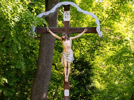 The French Cross depicts Jesus on the cross, surrounded by green woodland. | © Graz Tourismus - Harry Schiffer