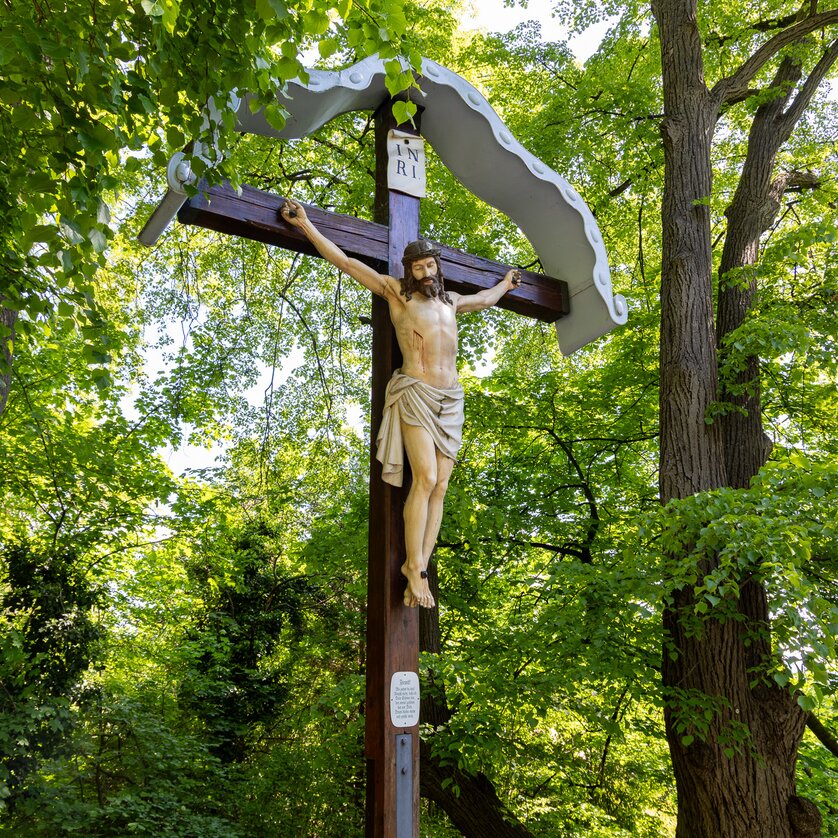 Franzosenkreuz am Schlossberg in Graz | © Graz Tourismus - Harry Schiffer Franzosenkreuz mit Jesusstatue umgeben von Bäume | © Graz Tourismus - Harry Schiffer