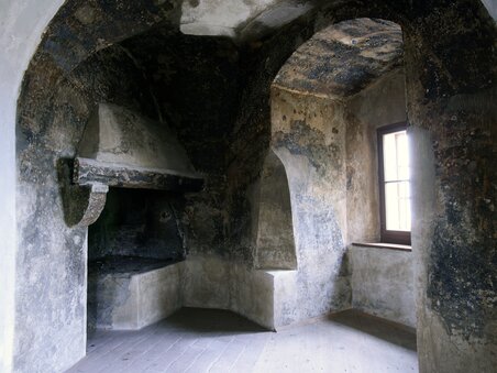 A room with a fireplace and wooden windows in the bell tower on the Schlossberg in Graz. | © Graz Tourismus - Harry Schiffer