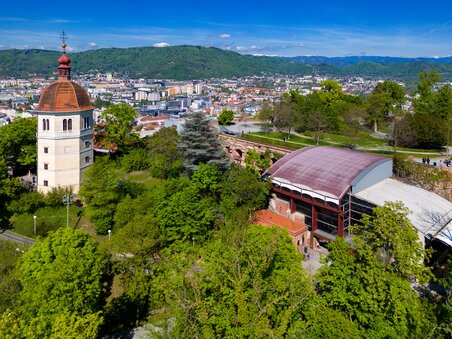 View of the bell tower on the Schlossberg with cityscape. | © Graz Tourismus - Harry Schiffer