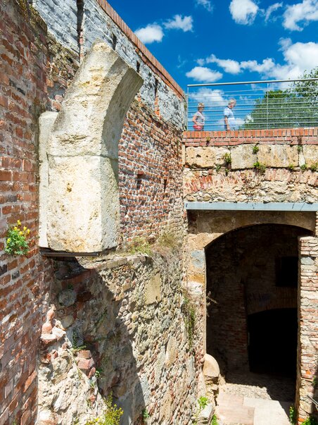 Vista del portale gotico sullo Schlossberg a Graz. | © Graz Tourismus - Harry Schiffer