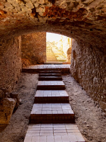 Vista di un tunnel con scale che conducono verso la luce. | © Graz Tourismus - Harry Schiffer