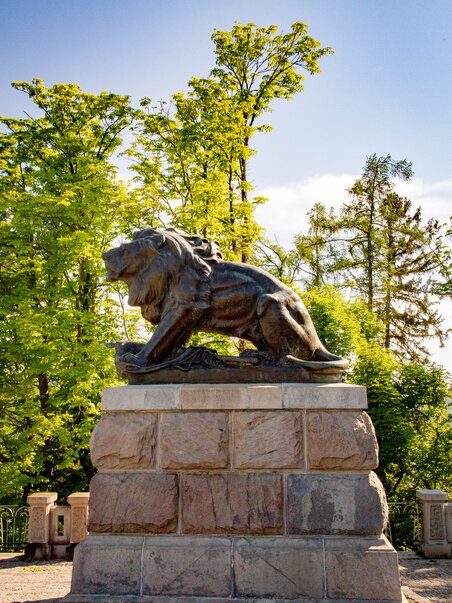 Bronze statue of a lion on a stone pedestal in Graz. | © Zottmann GmbH