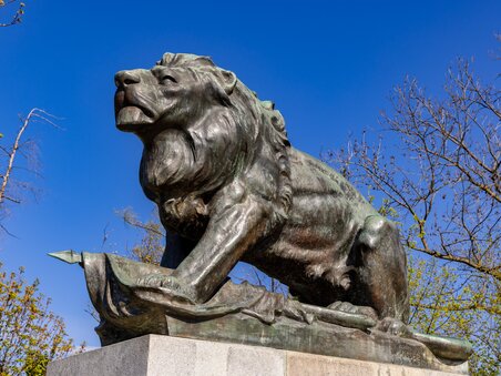 The Hackher Lion, a statue on the Schlossberg in Graz. | © Graz Tourismus - Harry Schiffer
