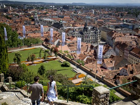 View of Graz with the Herberstein Garden and the Graz City Hall in the background. | © Graz Tourismus - Tom Lamm