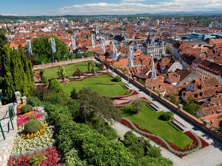 Überblick über den Herbersteingarten und die Stadt Graz. | © Graz Tourismus - Harry Schiffer