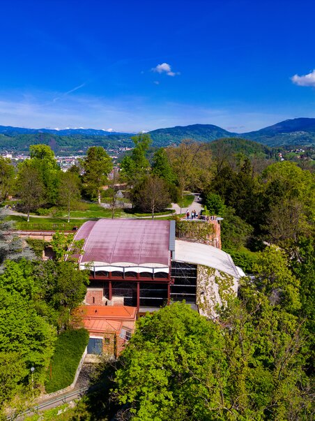  View of the Kasematten stage on the Schlossberg in Graz, surrounded by nature. | © Graz Tourismus - Harry Schiffer