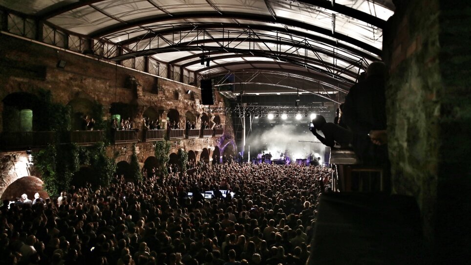 A packed concert at the Kasematten stage on the Schlossberg in Graz. | © Lucy Liu