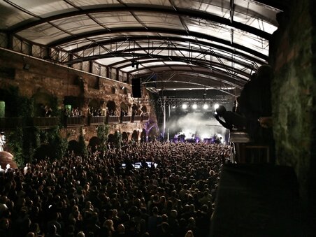 A packed concert at the Kasematten stage on the Schlossberg in Graz. | © Lucy Liu
