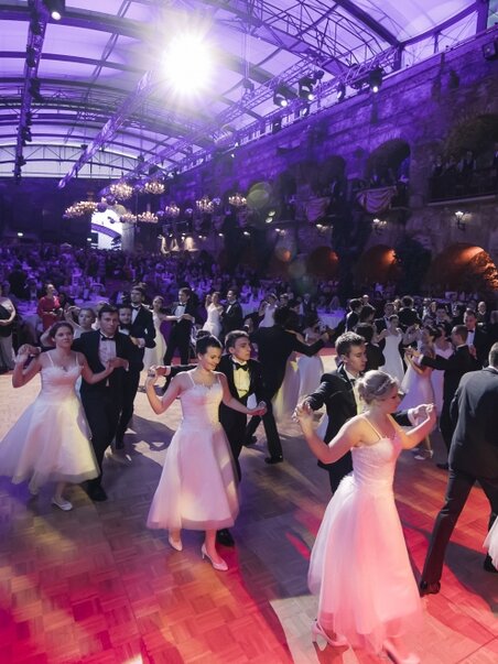 Young people dancing in formal attire at the Kasematten. | © Marija Kanizaj