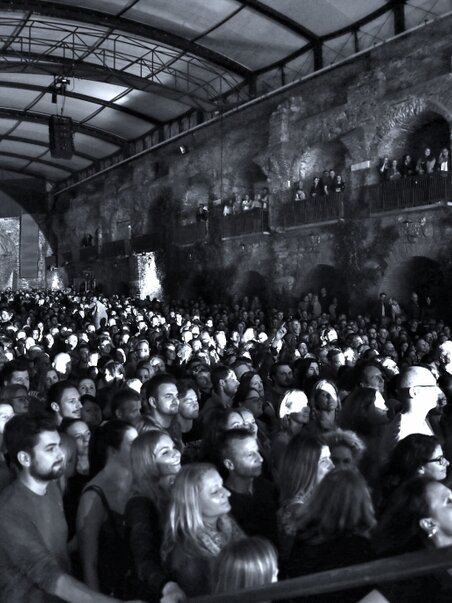 Audience at the Kasematten Stage on the Schlossberg in Graz during an event. | © Lucy Liu