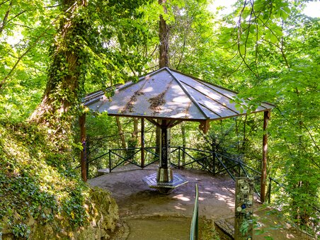 A pavilion surrounded by trees and greenery in the park. | © Graz Tourismus - Harry Schiffer