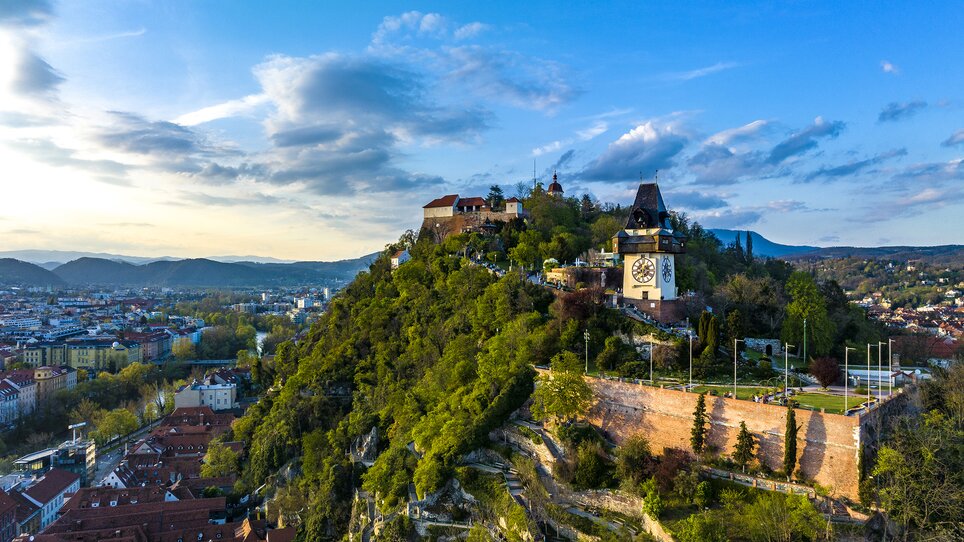 Der Grazer Uhrturm auf dem Schlossberg in Graz und die Stadtansicht. | © Graz Tourismus - eibl