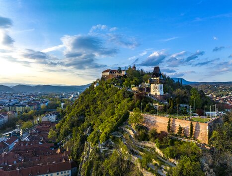 Der Grazer Uhrturm auf dem Schlossberg in Graz und die Stadtansicht. | © Graz Tourismus - eibl