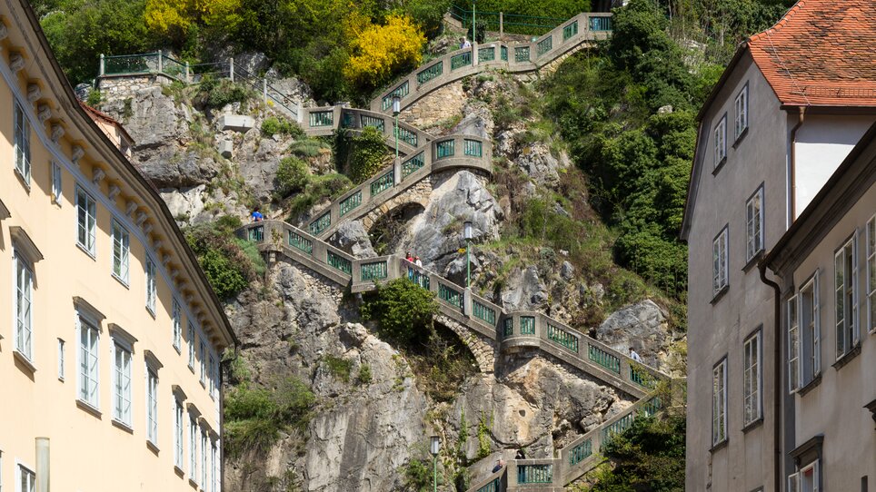 Familien spazieren zum Schlossbergsteig in Graz bei schönem Wetter. | © Graz Tourismus - Harry Schiffer