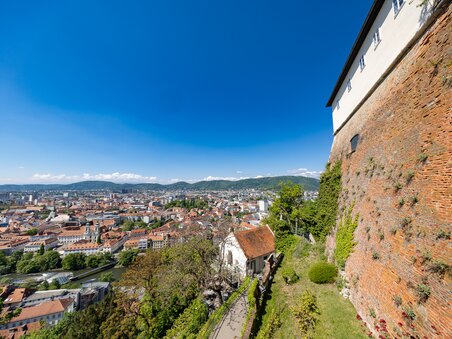 A panoramic view of Graz featuring the Mur and the Starcke House. | © Graz Tourismus - Harry Schiffer