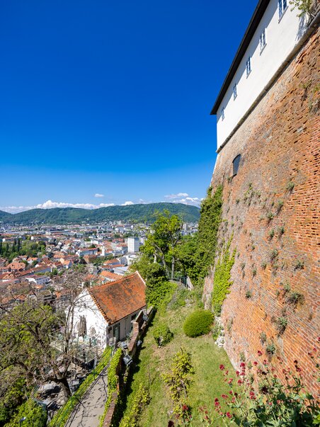 The Starcke House on Graz Schlossberg with a view of the city of Graz. | © Graz Tourismus - Harry Schiffer