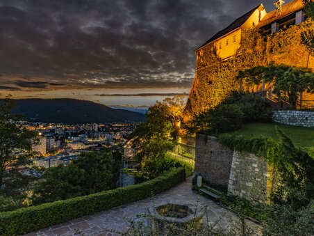 View of the Turkish Well on the Schlossberg in Graz during twilight. | © Graz Tourismus - eibl