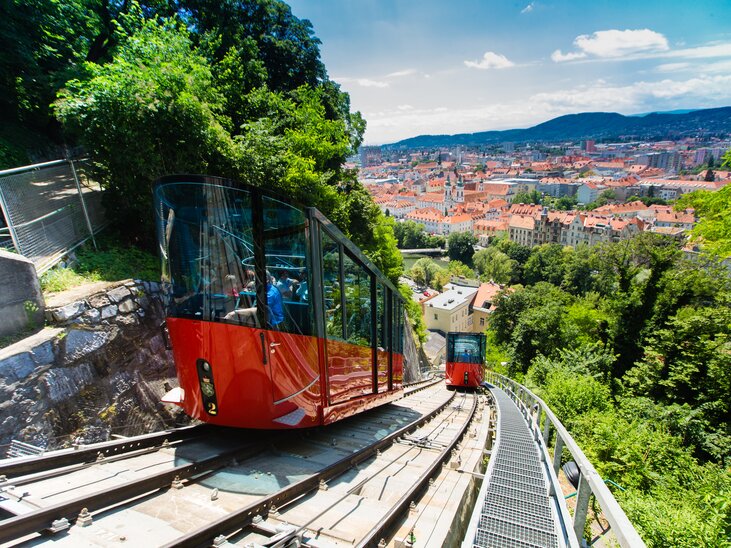 Schlossbergbahn in Graz mit Blick auf die Stadt. | © Graz Tourismus - Harry Schiffer