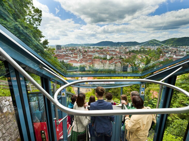 Fahrt mit der Schlossbergbahn in Graz mit Blick auf die Stadt. | © Graz Tourismus - Werner Krug