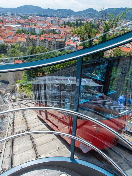 View of the Schlossberg funicular and Graz from above. | © Graz Tourismus - Harry Schiffer