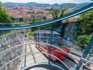 Blick auf die Schlossbergbahn und Graz von oben. | © Graz Tourismus - Harry Schiffer