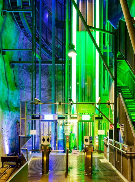 Moderne Aufzugsgestaltung im Grazer Schlossberg, grün beleuchtet. | © Graz Tourismus - Harry Schiffer