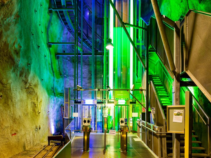 Schlossberg Lift in the Schlossberg | © Graz Tourismus - Harry Schiffer Modern elevator design in the Schlossberg, illuminated in green. | © Graz Tourismus - Harry Schiffer